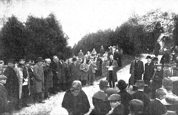 Az első iskolai ünnep a Hősök Temetőjében 1915. május 12-én. (Debreceni Képes Kalendárium 1916.)