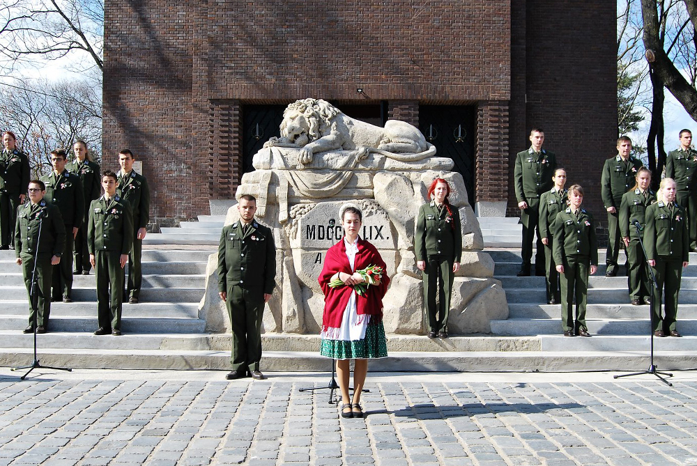 Kratochvil Károly Honvéd Középiskola és Kollégium diákjai emlékeznek március 15-én a Honvédtemető, Hősök temetőjében
